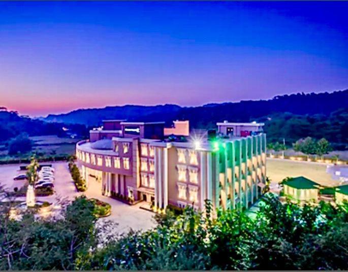 Golden Tulip Chandigarh, Panchkula Exterior photo